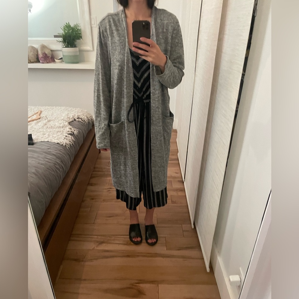 Long light cardigan with pockets